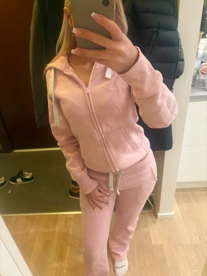 Russemerch set i rosa💖💖 - Jag säljer mitt russemerch set i rosa för jag inte fått någon användning av det på senaste❤️ Har använt detta set ibland, kanske typ 7 gånger totalt så det är i väldigt bra skick! Skriv för mer frågor🥰🥰 Det är storlek xs både byxorna och tröjan❤️