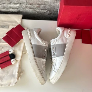 Valentino Open skor - Mycket bra skick, endast använda fåtal gånger! Nypris ca 5000kr. Storlek 39,  Skolåda+kort medföljer. Självklart äkta - kolla bara recensionerna! Skriv för mer information🤝