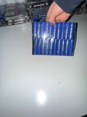 Ingen väst på bilderna - Bilderna visar inte någon väst utan istället paket med fyrverkerier eller smällare. Ingen information om väst, färg, material eller märke kan ges.