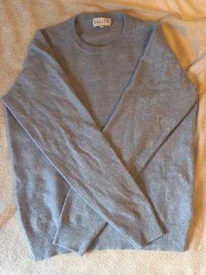 Davida kashmir - Hej! Säljer nu min jättefina ljusblåa Davida kashmir tröja.  Den är i bra skick och det finns inga defekter. Nypriset ligger på ca. 2000kr ocg säljer för 450kr. 