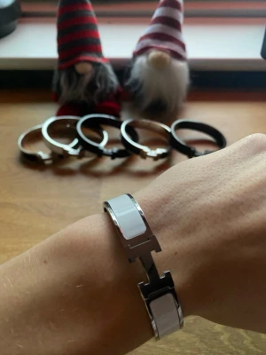 Vit H armband - Vit h armband. Skriv för mer info eller vid frågor. Säljer 6 st i 3 olika färger!