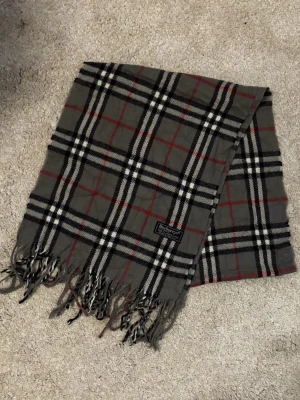 Burberry scarf grå - Säljer denna mycket fina burberry scarf i mycket bra skick! Givetvis äkta En perfekt julklapp! Ny pris 4500kr Skickar samma dag! Hör av er vid funderingar