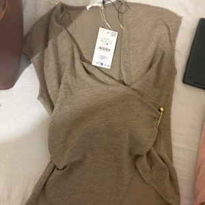 topp med guld detalj - Zara topp med guld detalj 