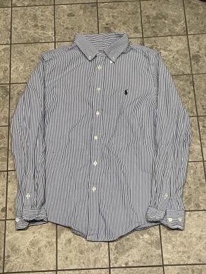 Randig skjorta från Ralph Lauren - Skick: 9/10 | Inga defekter | Storlek: S | Mitt pris: 500  Pris kan diskuteras vid snabb affär! | Hör av er vid frågor eller funderingar