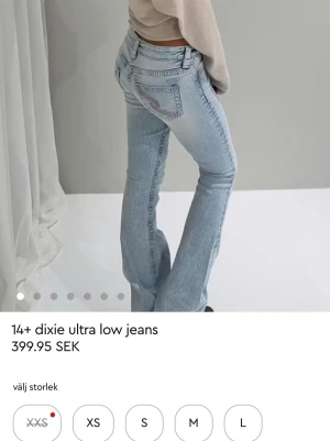 Ljusblå ultra low bootcut jeans - Snygga ljusblå jeans från gina med ultra låg midja och bootcut, JÄTTE LÅGA!!!!. Storlek M men jag har sytt in ett smärre i midjan så man kan göra dom tajtare så dom passar S. 