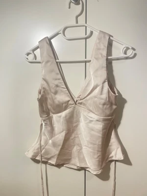 Knyt topp - Söt knyt topp från Shein  Aldrig använt  Snörena är ganska långa och toppen har en dragkedja Går ut lite där nere Skriv om du har några funderingar🫶🏼🫶🏼