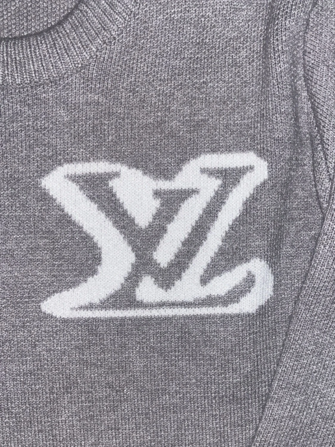 Grå stickad tröja från LouissVuitton - 1