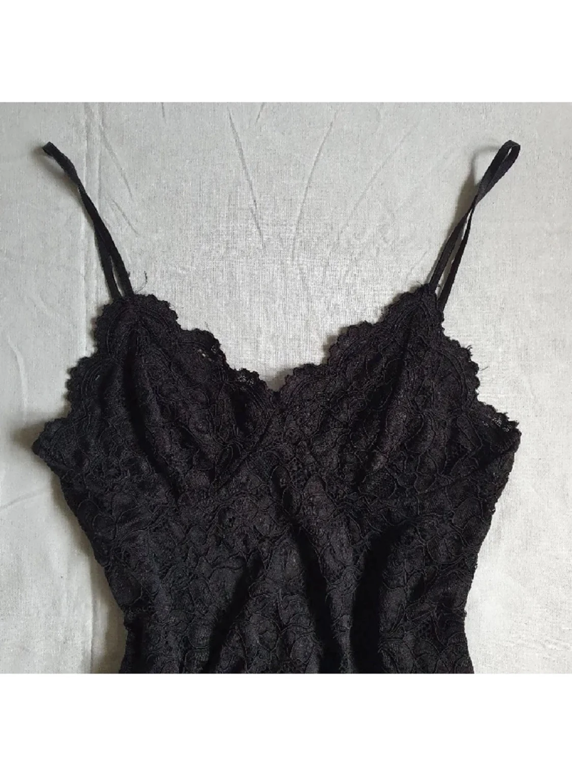 Svart spetsig body med smala band