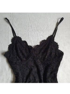 Svart spetsig body med smala band - säljer min svarta spetsbody som jag köpte på plick för ett tag sen och inte längre kommer till användning! skriv för fler bilder