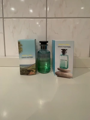 Louis Vuitton Pacific Chill parfym - Tja! Ska sälja en pacific chill pga är inte intresserad längre i doften, priset är inte fast. Den är äkta, den köptes här på plick. MVH Jacob 🤩😄