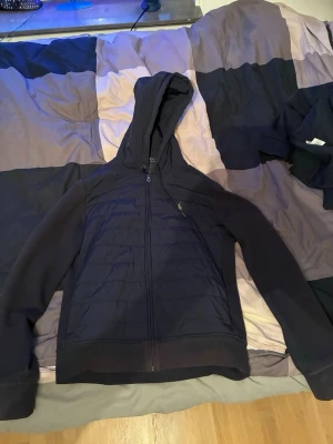 Ralph lauren cardigan  - En Ralhp Lauren cardigan i storlek m. Ganska bra skick skulle säga 7/10. Ett litet hål på bilden och tyget på jackan är lite missfärgat. Nypris ligger runt 3000 jag släpper för 1000 skriv över funderingar😊 