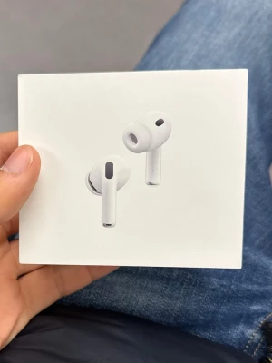 AirPods Pro - Apple AirPods Pro 3 i originalförpackning. Trådlösa hörlurar med aktiv brusreducering och silikonproppar för bättre passform. Förpackningen ser ut att vara i mycket gott skick, perfekt för dig som söker högkvalitativa hörlurar till din iPhone eller andra Apple-enheter. Köpta 17 december, kvitto ingår med försäkring