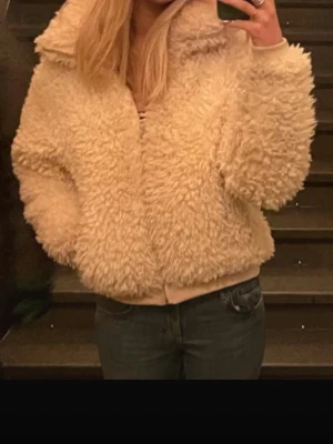 Fluffig höst jacka - Vit/beige fluffig höst jacka! Köpt från vinted 