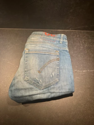 Blå skinny jeans från Dondup, stl 29 - Hejsan! Jag säljer nu dessa riktigt feta jeans ifrån Dondup! Dem är i ett bra skick förutom att dem är använda en del så att materialet vid rumpan är lite tunnare än vanligt! Hör av er om ni har frågor!😁 