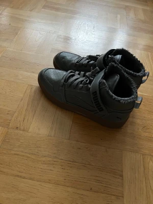 Vinterskor från Puma storlek 44 - Säljer tidigare vinterskor då jag köpt nya. Använts inget mer än en månad och är i gott skick. Priset kan disskuteras!