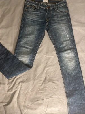 Jack & Jones Slim Glenn blå jeans - Säljer ett par Slim/Glenn jeans från Jack & Jones i klassisk blå tvätt med slitningar och snygga kontrastsömmar | Följ för en hoodie på köpet!