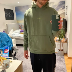 WINWIN hoodie - Snygg grön hoodie från WINWIN i storlek M. 