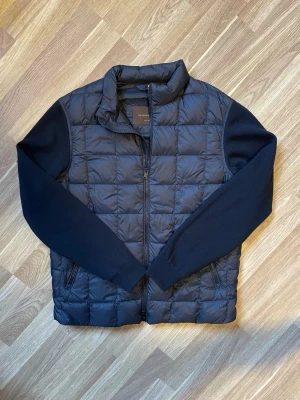 Blå cardigan från Massimo dutti - En blå cardigan från Massimo dutti i storlek L. Den är i världscupen bra skick, skriv vid minsta fråga. 