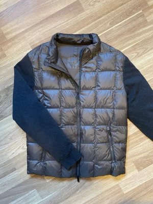 Grå cardigan från Massimo dutti  - En grå cardigan från Massimo dutti. Den bär storlek L och är i världigt bra skick. Hör av vid minsta fråga och behov av fler bilder.