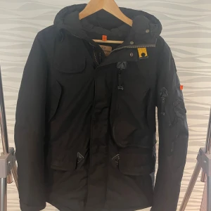 Parajumper jacka - NYPRIS: 12500kr Bland dem mest eftersökta modelerna av parajumper, Jackan har inga skador. PASSAR DIG SOM BÄR M ELLER L rekommenderar inte den till dig som bär S :)