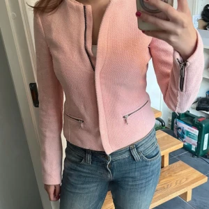 Ljusrosa kavajjacka från Zara Woman - Snygg ljusrosa kavajjacka knappt använd.