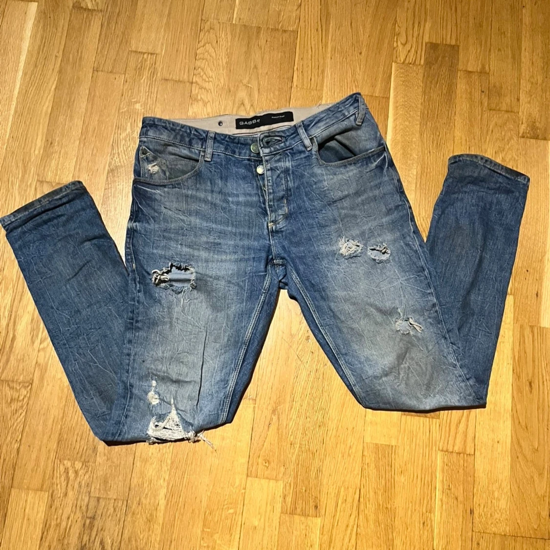 Blå slitna jeans från Gabba, 32/34