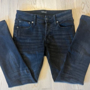 Svarta slim jeans Jack & Jones - Säljer ett par snygga svarta jeans från Jack & Jones i modellen Slim/Glenn. Jeansen har klassisk femficksdesign och smal passform. Perfekta för dig som gillar en modern och stilren look. Skick: 9/10 ✅ Tveka inte på att höra av dig vid funderingar!