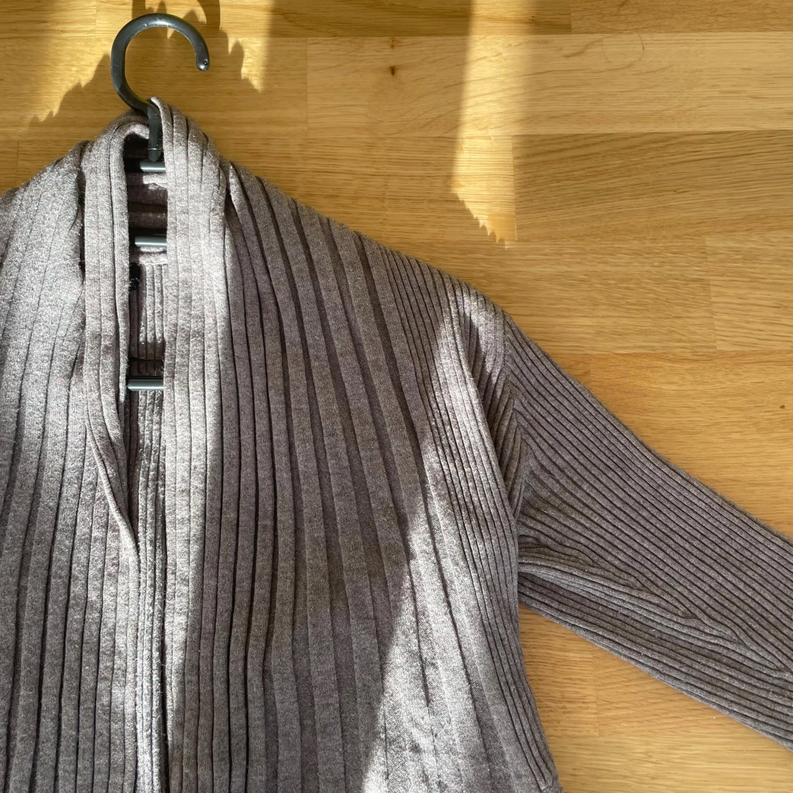 Grå ribbad kofta med lång ärm - 2