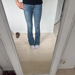 Blå bootcut jeans - Säljer ett bar blå bootcut jeans.  Normal passform, midwaist.