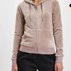 Juicy couture tröja i beige  - Säljer min supermjuk beige tröja i velour från juicy med broderad logga på bröstet som köptes för ca 2år sedan jätte fint skick se egen bild på bild 3 skriv om ni vill ha fler bilder