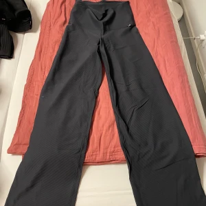 Svarta ribbade vida byxor - Svarta ribbade byxor i storlek M med hög midja och vida ben. Tajta så de funkar i S också 