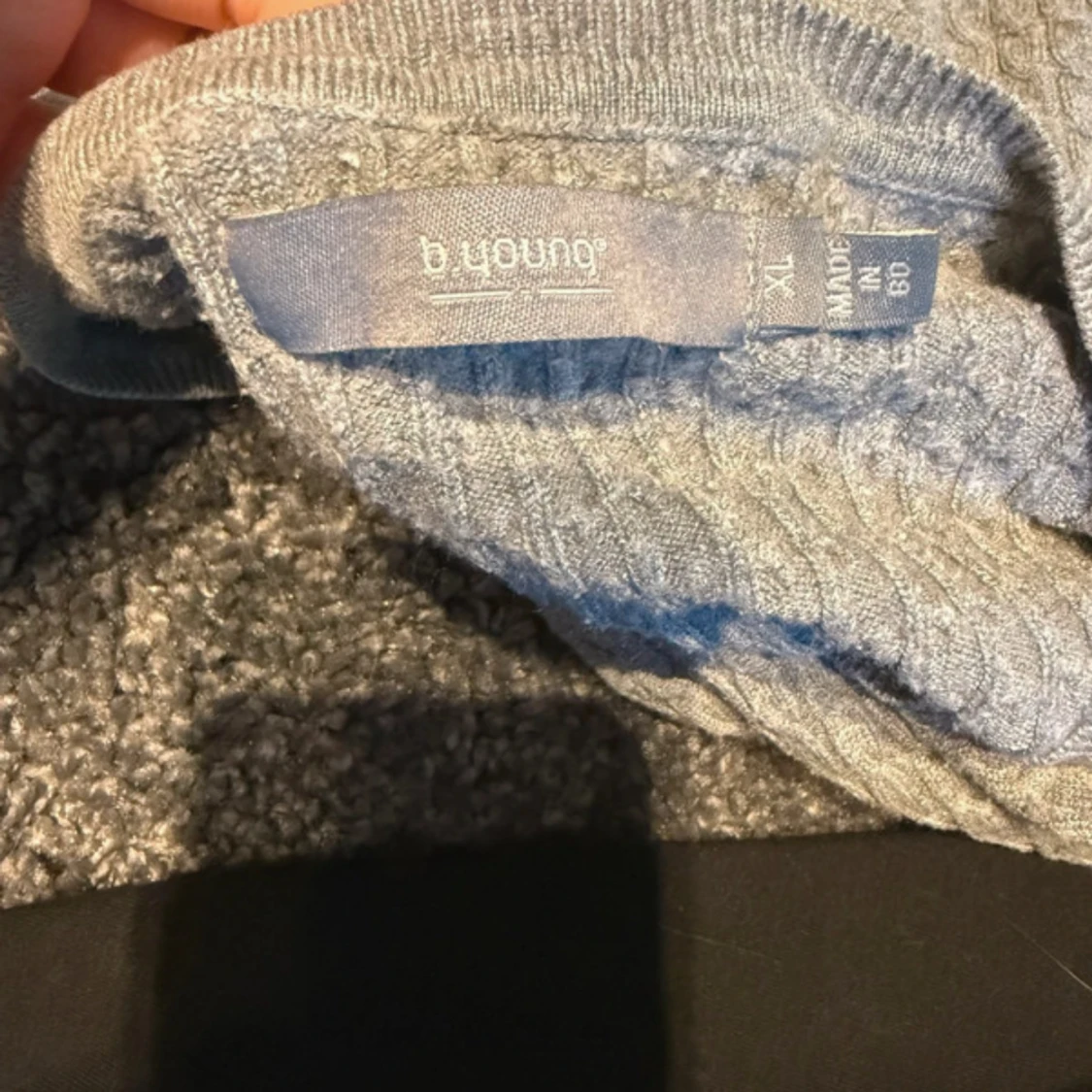 Ljusgrå stickad tröja från b.young - 2