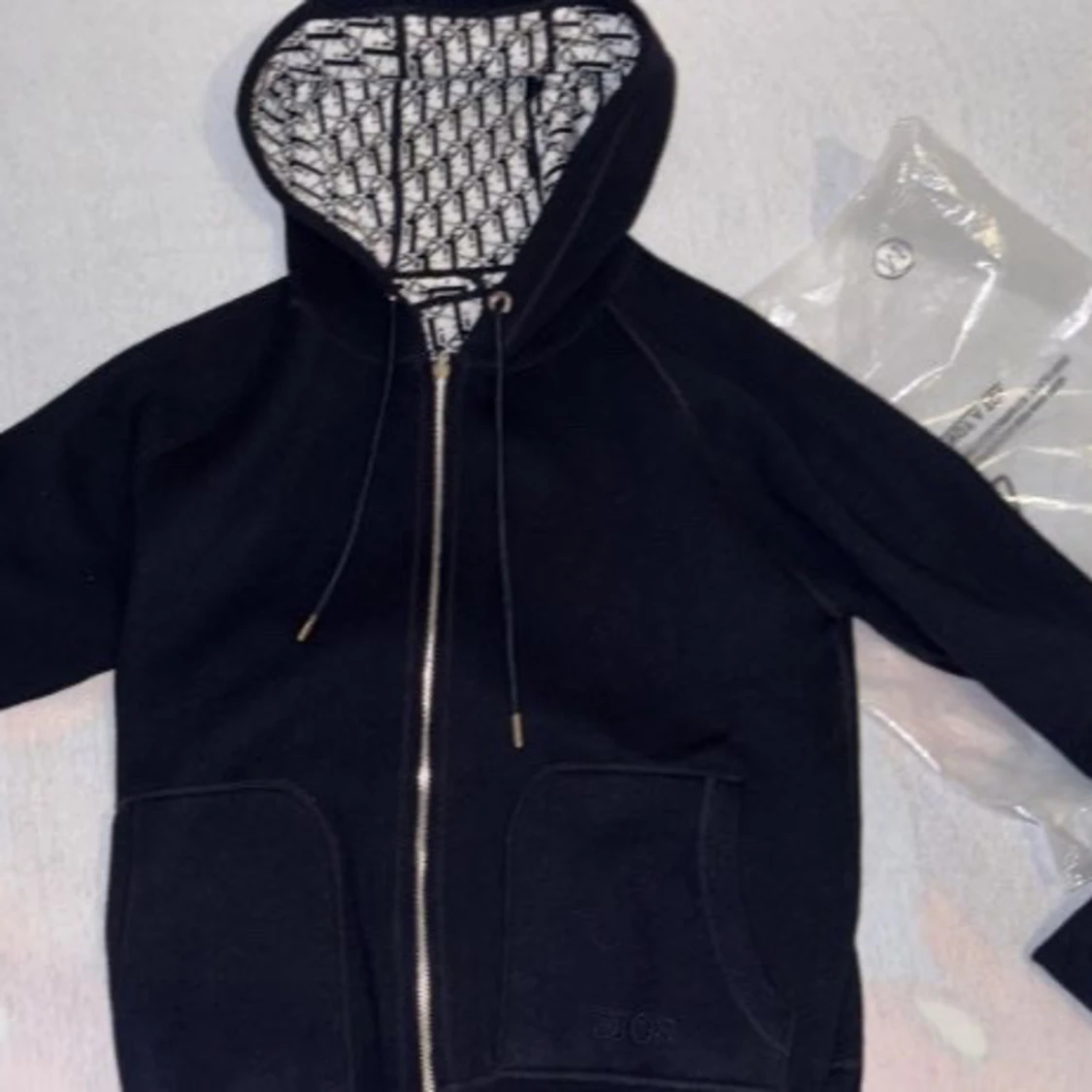 Svart hoodie med monogram