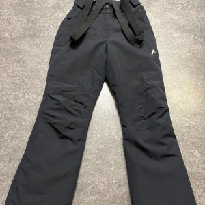 McKinley termobyxor  - Ett par termobyxor från McKinley med på och avtagbara hängslen i storlek 36. Endast använda ett fåtal gånger. 300kr 