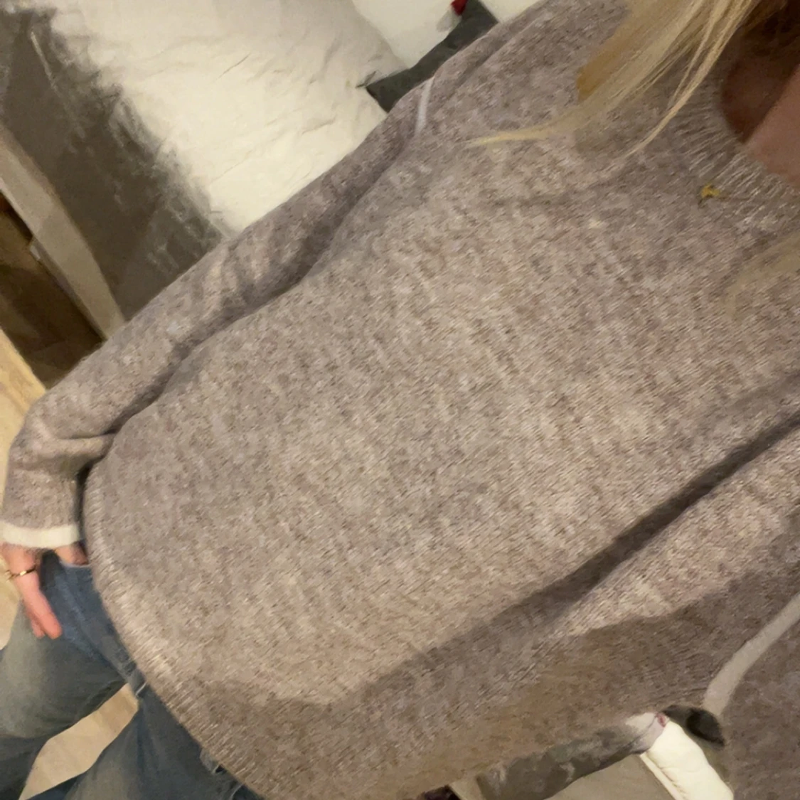 Beige stickad tröja med vit detalj - 3