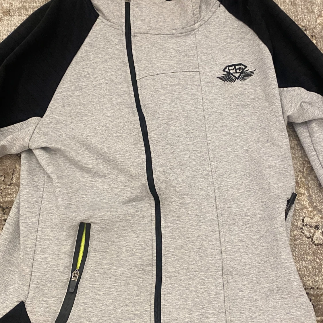 Grå och svart hoodie från HB