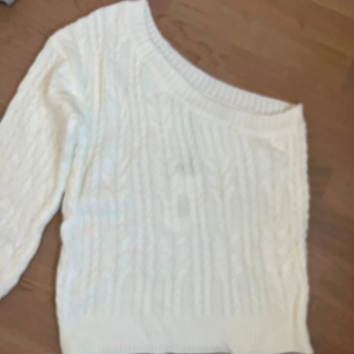 Vit stickad offshoulder tröja