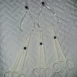 Piercing tänger - 5 plastpincetter och tänger, perfekta för att göra/ta piercings. Olika spetsar för precision och grepp. Alla är helt nya och oanvända. Lätta att rengöra och använda.