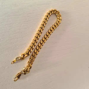 15 karats med stämpel skriv angående frågor om vikt eller bilder  - 15 karats guld armband. 20cm i omkrets. Hör av er vid fler bilder angående vikt eller stämplar 