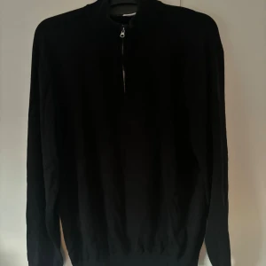 John Henric tröja - Snygg stilren svart finstickad John Henric tröja och storlek XL (sitter som L) säljes. Inga hål eller fläckar och skicket är utmärkt! Tveka inte vid minsta fråga eller fundering😀