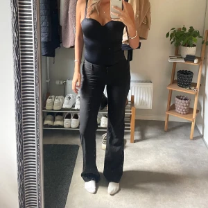 Svarta lågmidjade kostymbyxor  - Säljer ett par svarta lågmidjade kostymbyxor