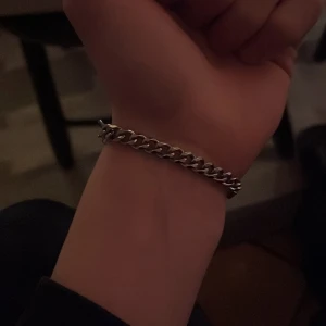 Kedjearmband i silverfärg - Stilrent kedjearmband i silverfärg med klassisk länkkedja. Perfekt accessoar för dig som gillar en enkel men snygg look. Armbandet har en smidig låsning och passar till de flesta handledsstorlekar.