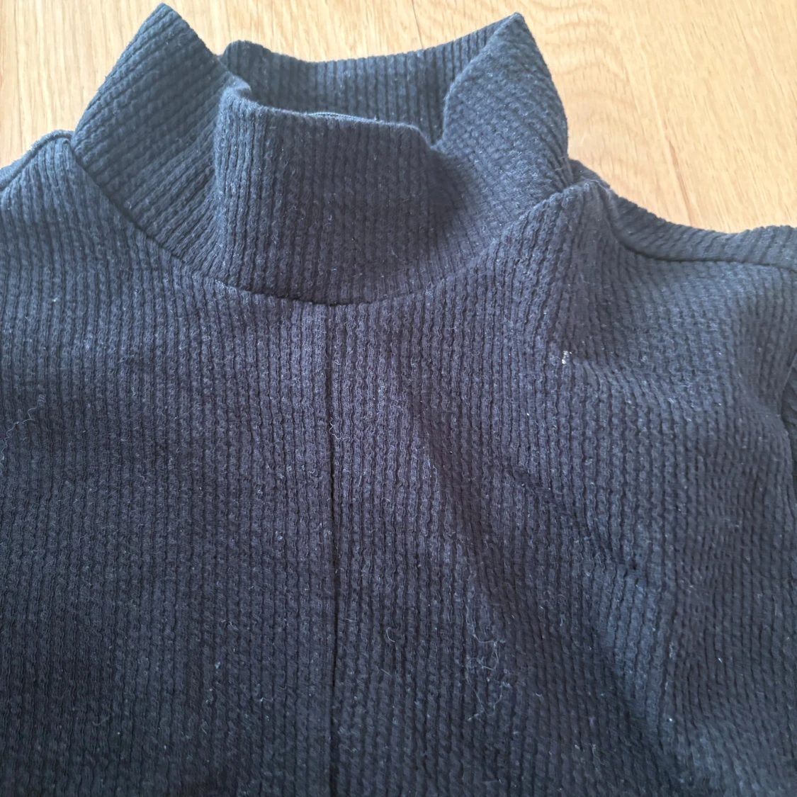 Svart ribbad polotröja från Bershka - 1