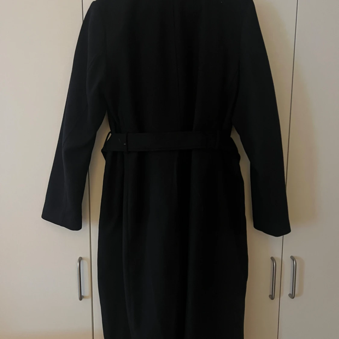 Svart kappa med bälte från H&M - 2