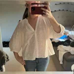 Blus  - Jääätte söt blus, jag brukar ha S & denna är i L men sitter fint oversized ☺️☺️☺️☺️