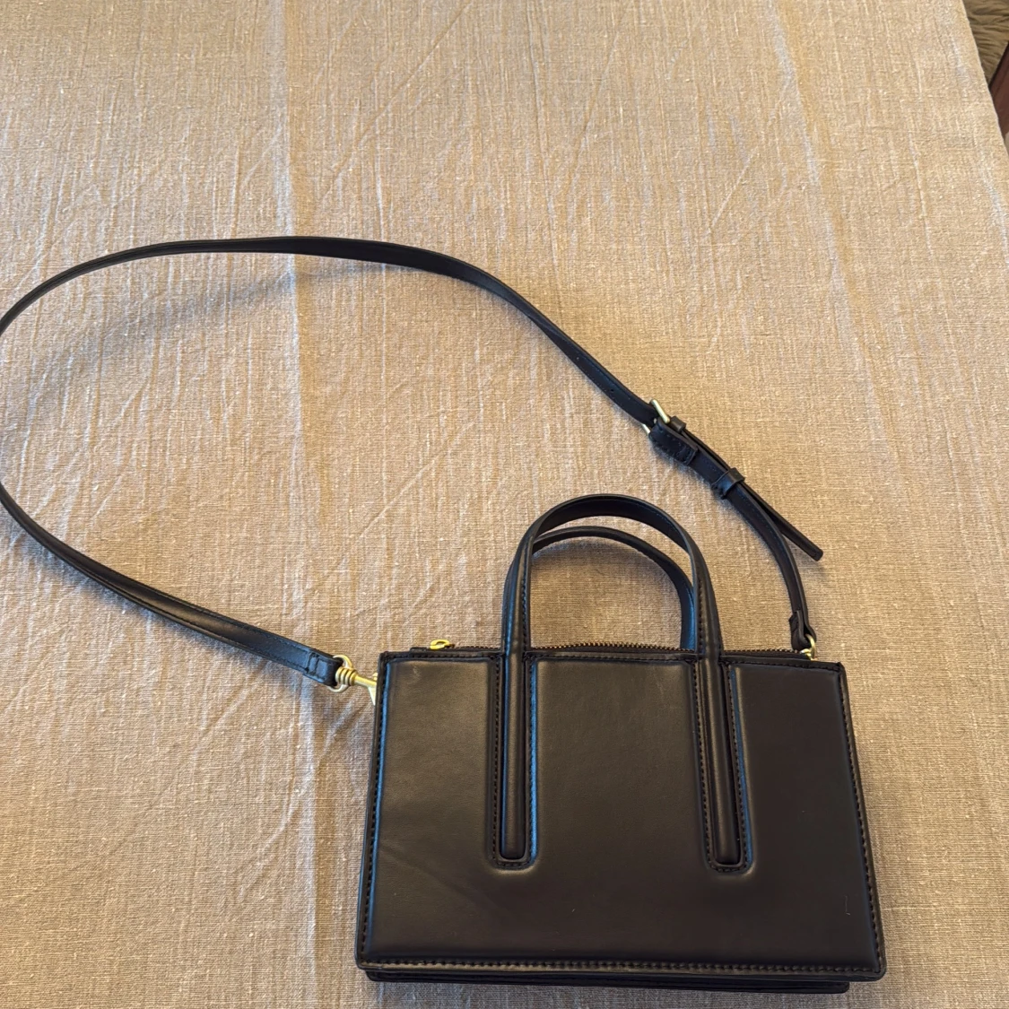 Svart axelväska i skinn med dragkedjor