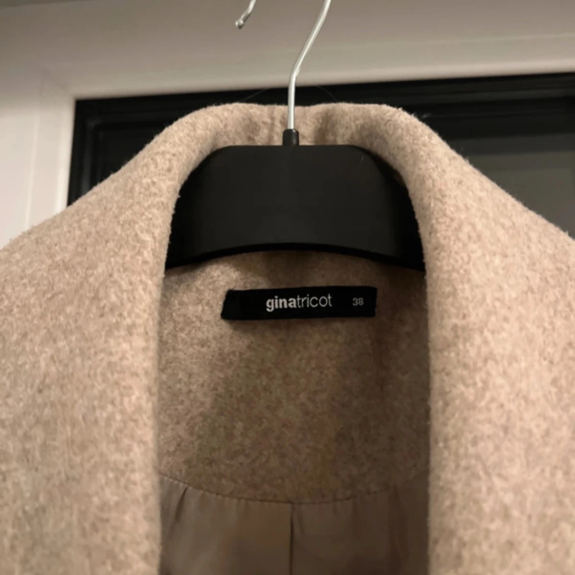 Beige kappa med bälte och stora fickor - 4