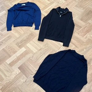 Tre stickade tröjor i blått och marinblått - Tre stickade tröjor i olika blå nyanser. En marinblå polotröja från Vitona, en ribbad half zip-tröja från Only & Sons och en klassisk blå rundhalsad tröja från Oscar Jacobson. Alla har lång ärm och är perfekta för lager-på-lager under höst och vinter.
