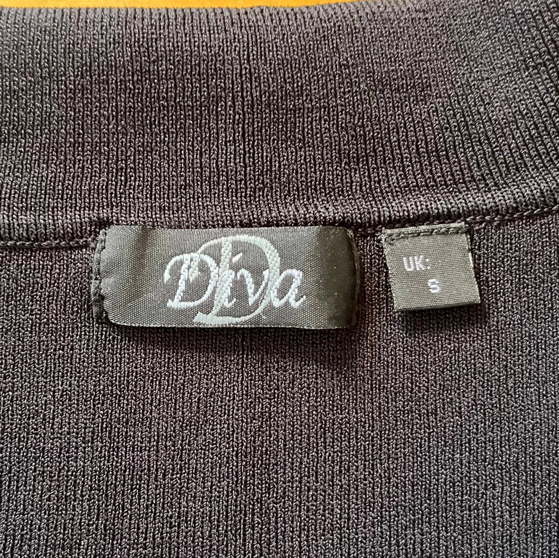 Svart ärmlös topp med krage från Diva - 2