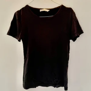 Svart t-shirt från Samsøe Samsøe - Svart t-shirt från Samsøe Samsøe.
